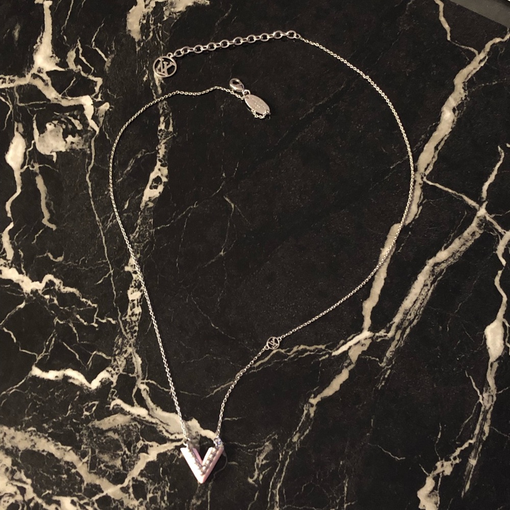 Authentic Louis Vuitton Essential V Necklace